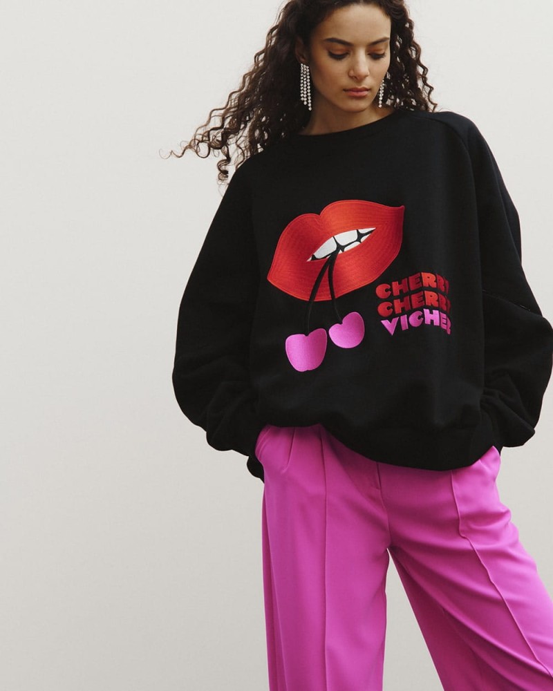 1000x1250px_CZARNA BLUZA Z USTAMI POPART-min.jpg