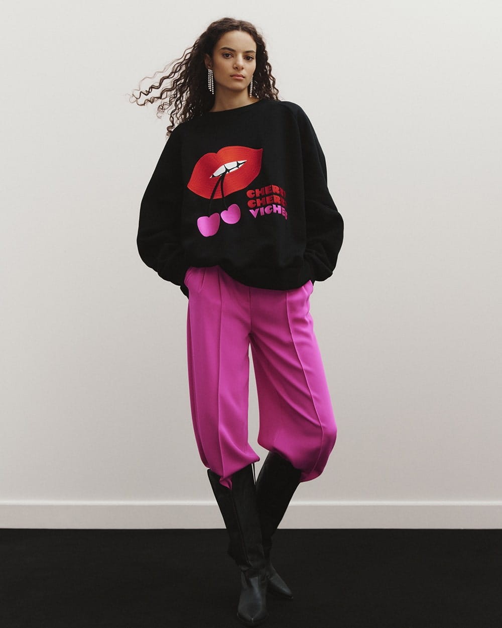 1000x1250px_CZARNA BLUZA Z USTAMI POPART2-min.jpg