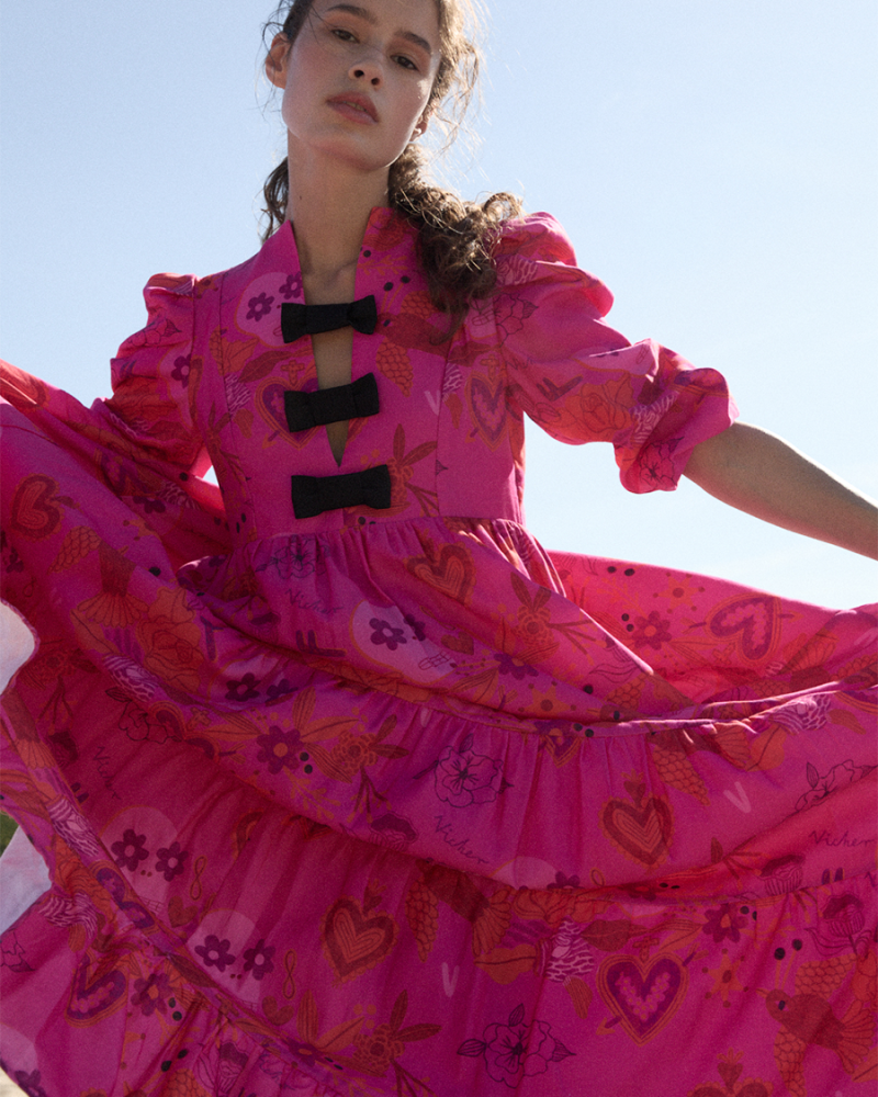 1000x1250px_SUKIENKA W AUTORSKI PRINT FUKSJA FLORES 1.png