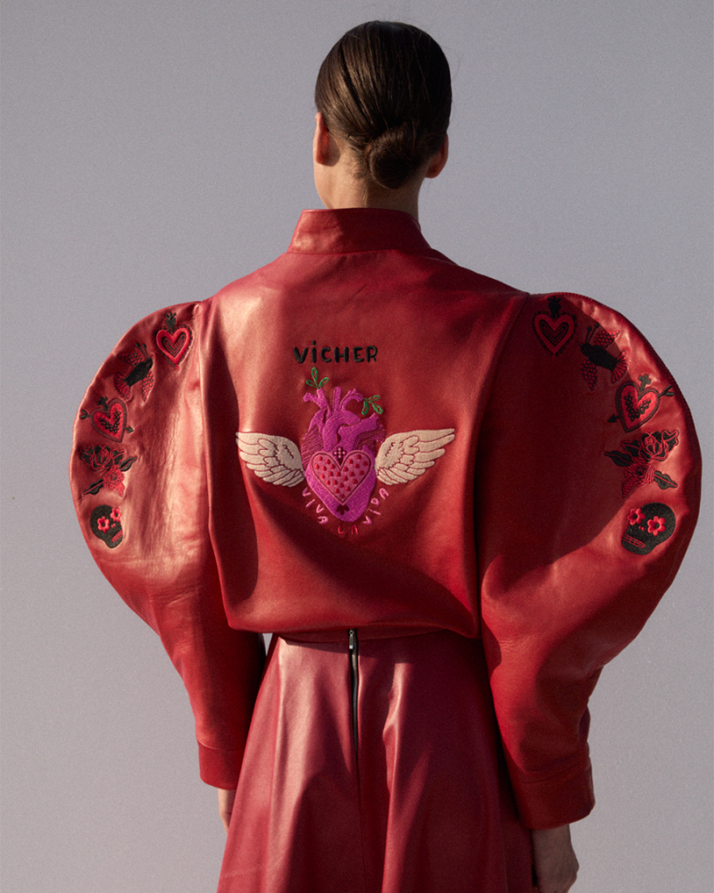 1000x1250px_SKÓRZANA BOMBERKA Z RZEŹBIARKIM RĘKAWEM I AUTORSKIM HAFTEM SANGRE 1.png