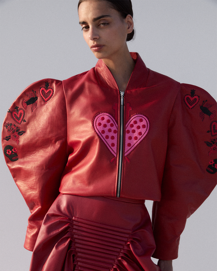 1000x1250px_SKÓRZANA BOMBERKA Z RZEŹBIARKIM RĘKAWEM I AUTORSKIM HAFTEM SANGRE 2.png