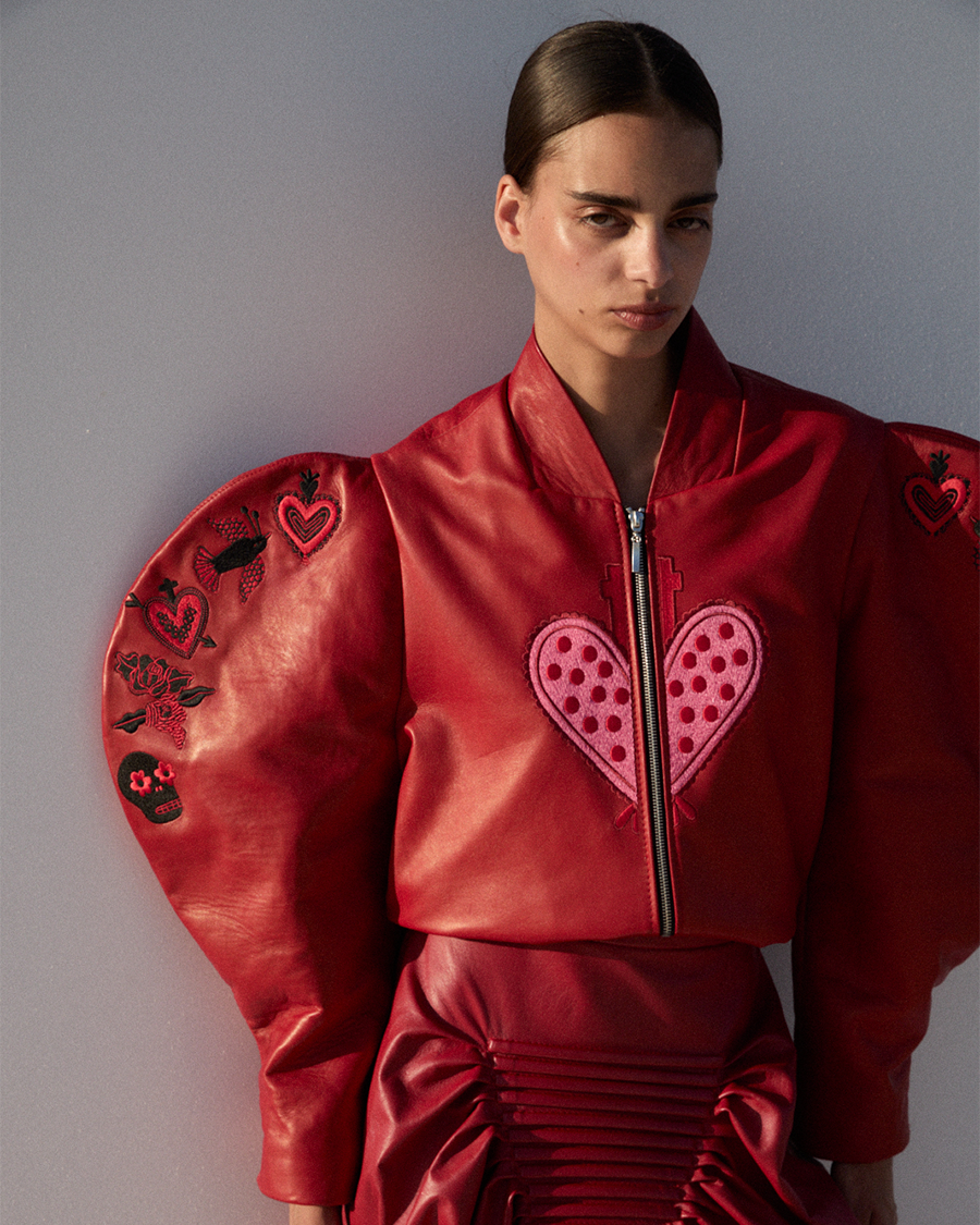 1000x1250px_SKÓRZANA BOMBERKA Z RZEŹBIARKIM RĘKAWEM I AUTORSKIM HAFTEM SANGRE.png